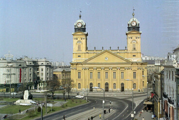 Piac utca (Vörös Hadsereg útja), balra a Kossuth tér, szemben a Református Nagytemplom, 1974. Forrás: Fortepan / UVATERV
