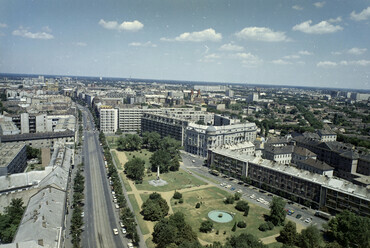Kilátás a Petőfi téri toronyházból, balra a háttérben a Piac utca (Vörös Hadsereg útja), 1976. Forrás: Fortepan / FŐFOTÓ
