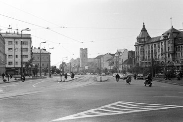 Piac utca (Vörös Hadsereg útja), középen a református Kistemplom (Csonkatemplom), 1978. Fortepan / Kovács Annamária
