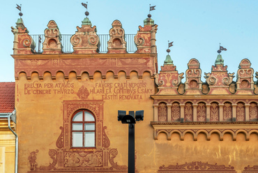 A tér egyik legismertebb homlokzata, a Thurzó-ház. Az egykori bányatulajdonos család otthona mai formáját 1902-ben nyerte el. Ma a városi levéltár működik benne.
