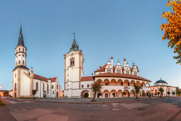 A főtér két monumentális épületének egyike a pompás városháza, ami közel hatszáz éve látja el a funkcióját (majdnem olyan rég, mint a kőszegi). Mai formáját 1893 és 1895 között Schulek Frigyes tervei alapján kapta.
