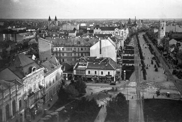 Piac utca (Ferenc József út) a Református Nagytemplomból fotózva, 1935. Forrás: Fortepan / Ted Grauthoff
