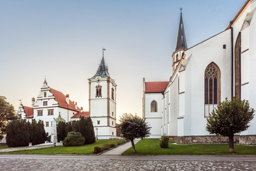 A városházánál is bő száz évvel idősebb gótikus Szent Jakab-templom a város talán legértékesebb műemléke. Csaknem tucatnyi alkalommal átépítették, legalább háromszor leégett, de mai formájában is egyedülálló épített emlék. Hozzá igazodva (balra) épült a városháza harangtornya, 1651-ben.
