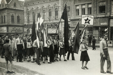 Piac utca (Vörös Hadsereg útja), háttérben a Miklós utca torkolata, 1948. Forrás: Fortepan / Horváth Dániel
