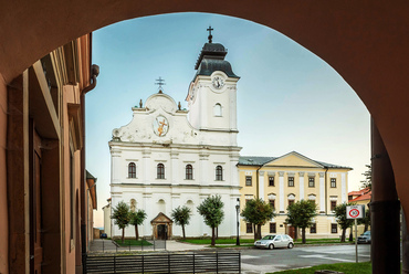 A városközpont másik nagy temploma már a városfal mellett, kései barokk stílusban épült Szent Lélek minorita templom és kolostor.

