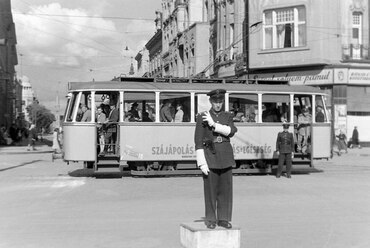 Kossuth utca a Piac utcai (Vörös Hadsereg útja) kereszteződésből nézve, távolban a Veres templom, 1951. Forrás: Fortepan / Magyar Rendőr
