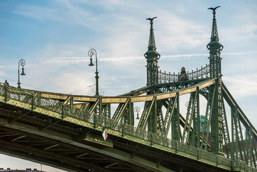 Maga a híd a főváros legrövidebb Dunahídja, bár ebben az is szerepet játszik, hogy nem íveli át a felső rakpartokat -szemben a szomszédos Erzsébet-híddal, ami alatt maga a meder bő tíz méterrel keskenyebb.

 
