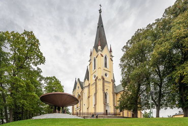 A város fölötti Mária-hegyen álló Szűz Mária Templom Szlovákia egyik legismertebb zarándokhelye. Az előtte álló nyitott oltárról pompás kilátás nyílik Lőcse városára is; 1995-ös látogatásakor II. János Pál Pápa is innen köszöntötte az összegyűlt hatszázezer fős tömeget.
