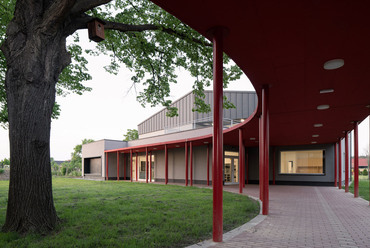 A Szentpéterfai Horvát-Magyar Kétnyelvű Nemzetiségi Általános Iskola fejlesztése, Szentpéterfa – tervező: CAN Architects – fotó: Alex Shoots Buildings / Alexandra Timpa

