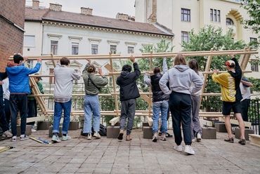 Közösségi tér a Szilágyi Erzsébet Gimnázium udvarán, Budapest – tervező: Bán Boróka, Gunther Júlia, Gulyás Janka, Laki Ábel, Suba-Faluvégi Szilárd – fotó: Szécsi Noémi
