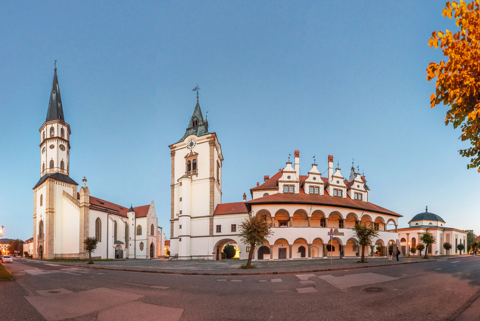 Séták Lőcse felújított főterén, és azon túl