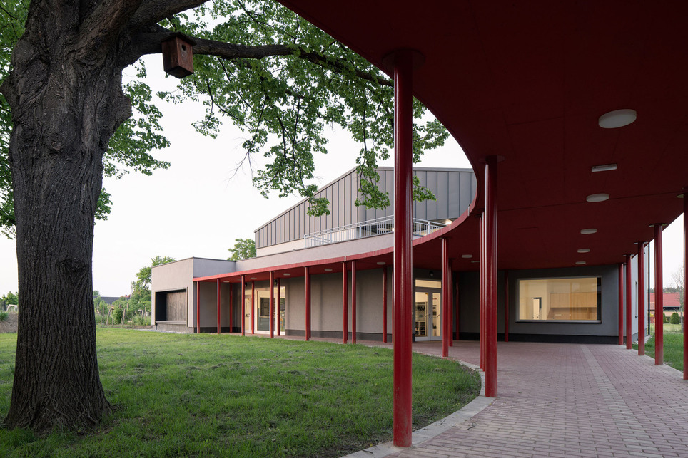 A Szentpéterfai Horvát-Magyar Kétnyelvű Nemzetiségi Általános Iskola fejlesztése, Szentpéterfa – tervező: CAN Architects – fotó: Alex Shoots Buildings / Alexandra Timpa
