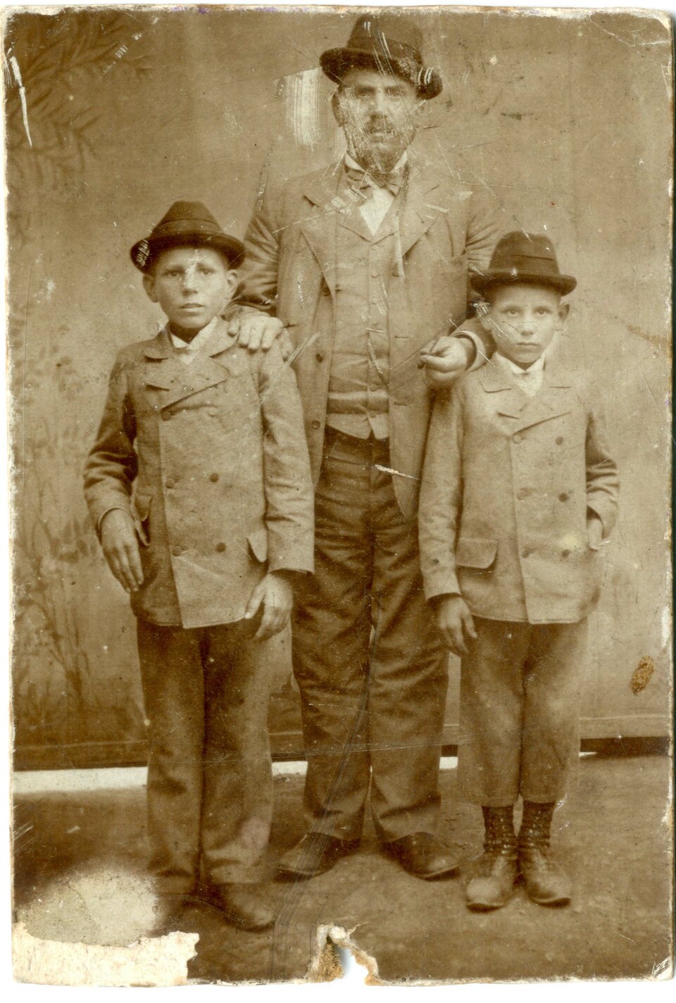 Id. Hullay Lajos, fiaival Lajossal (balra) és Lászlóval
