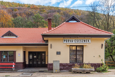 A Bakony mélyén, a legközelebbi lakott területektől, azaz a két névadó falutól három kilométerre fekszik az 1940-ben épült Porva-Csesznek állomás. A Bakonyt átszelő, egy vágányú Győr-Veszprém vasútvonal 1896-os megépítése után egy évtizeddel létesült, mint keresztezőhely a hosszú Zirc-Bakonyszentlászló állomásköz félútján.
