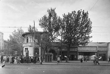 A Nemzeti Színház bérházának torzója 1953-ból.

forrás: Fortepan / UVATERV
