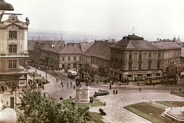 Széchenyi tér, Hunyadi János szobra, a villamos a Ferencesek utcája (Sallai utca) felé halad, 1956. Forrás: Fortepan / Lechner Nonprofit Kft. Dokumentációs Központ
