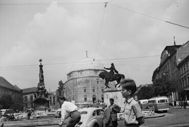Széchenyi tér, a Szentháromság-szobor és Hunyadi János szobra mögött a Dzsámi, 1960. Forrás: Fortepan / Lossonczy Miklós
