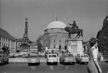 Széchenyi tér, Szentháromság-szobor, Hunyadi János szobra és a Dzsámi, 1962. Forrás: Fortepan / Hunyady József

