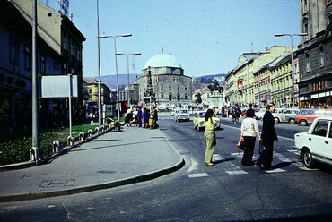 Széchenyi tér, Dzsámi előtt a Szentháromság-szobor és Hunyadi János szobra, 1976. Forrás: Fortepan / Darányi Zsolt
