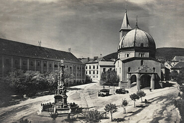 Széchenyi tér, előtérben a Szentháromság-szobor, mögötte a Ciszterci Rend Nagy Lajos Gimnáziuma és Kollégiuma, szemben a Dzsámi, 1920. Forrás: Fortepan / Erky-Nagy Tibor
