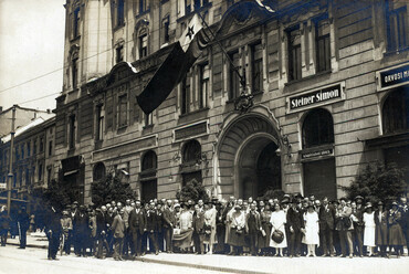 Széchenyi tér, a Magyarországi Eszperantó Szövetség Országos Találkozójának résztvevői a Városháza előtt, 1923. Forrás: Fortepan / Jurányi Attila
