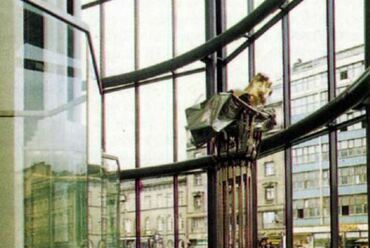 Kelet-Nyugat Kereskedelmi Központ. A saroktoronyban levő lifttér 2004-es átépítés előtt.

forrás: Magyar Építőművészet, 1992. (83. évfolyam, 2-3. szám)
