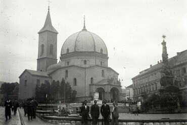 Széchenyi tér, a Dzsámi és a Szentháromság-szobor, 1931. Forrás: Fortepan / Hirschler Károly
