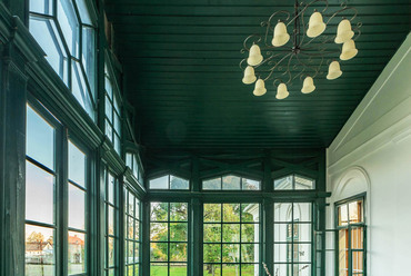 A homlokzat timpanonja elé 1924-ben épült favázas veranda, jelenleg a könyvtár három évszakos, hangulatos olvasóterme.
