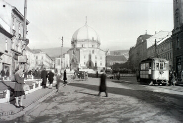 Széchenyi tér villamossal és a Dzsámi, 1948. Forrás: Fortepan / Hunyady József

