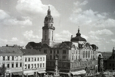 Széchenyi tér, Szentháromság-szobor, Városháza, 1949. Forrás: Fortepan / Fortepan/Album006
