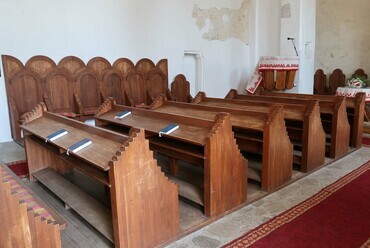 A helyreállított templombelső Mezei Gábor bútoraival, fotó: Kiss József 2023.
