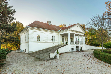 A város talán legimpozánsabb műemléke az 1821-ben épült Halász Móricz-kúria, ma művelődési ház és közösségi tér. Egykori több hektáros, díszes parkjának egy része ma is megvan.
