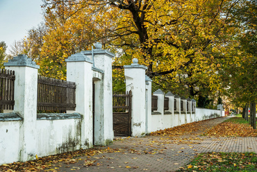 A kúria messziről is látható értéke a mutatós, eredeti kerítés a Kossuth Lajos út mentén.
