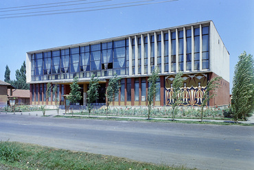 Tiszakécske, Művelődési Ház (ma Arany János Művelődési Központ és Városi Könyvtár). Forrás: Fortepan / FŐFOTÓ
