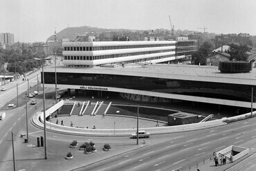 Távlati kép, az épülő irodaházzal, 1975. Forrás: Fortepan // 98945 // UVATERV
