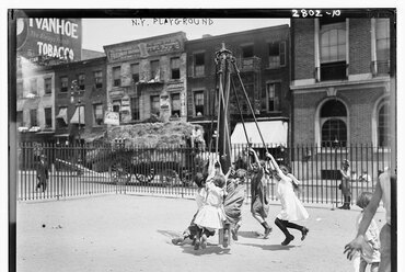 Játszótér New Yorkban, 1910-es évek. / Forrás: preservationinpink.files.wordpress.com
