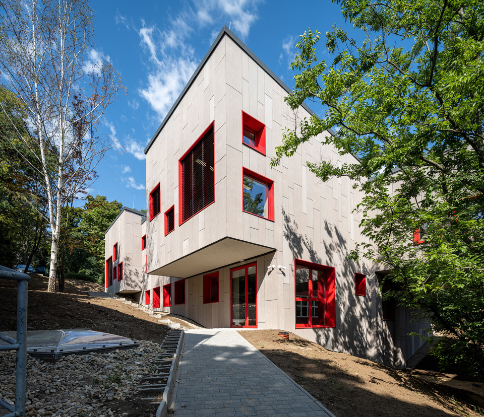 A Lauder Iskola bővítése: tantermek és tornaszoba – tervező: TIBA Építész Stúdió – fotó: Palkó György
