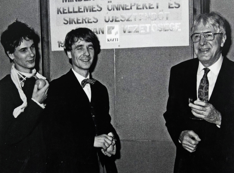 Turi Zoltán, Zoboki Gábor és Zalaváry Lajos a KÖZTI szilveszteri ünnepségén, 1989 körül.

forrás: Götz Eszter: Zalaváry Lajos építészete, MMA Kiadó, 2018.
