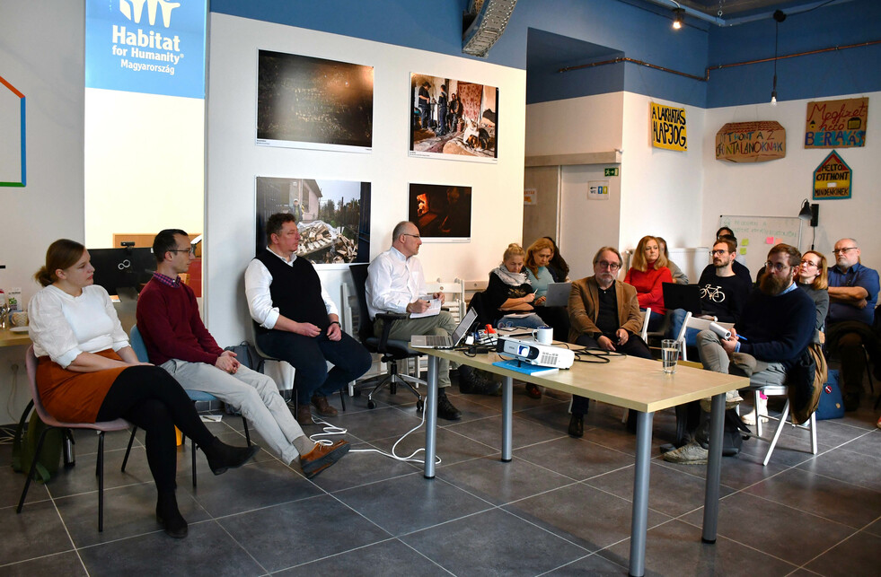 A Lakhatási jelentés első két fejezetének bemutatója a Habitat Kreatív Központban. Forrás: Habitat for Humanity Magyarország
