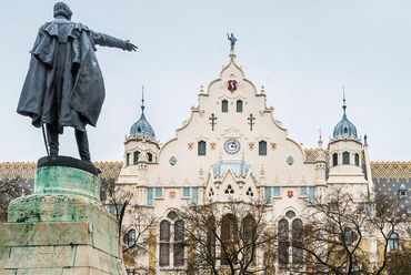 Időrendben a tér első nagy szecessziós épületeként, Lechner Ödön tervei szerint, 1897-ben épült, és ma is változatlanul városházaként működik. Előtte egy évtizeddel később került a helyére Telcs Endre hatalmas, bronz Kossuth-szobra.
