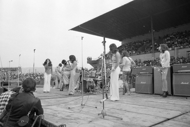 DVTK-stadion, Rockfesztivál. A Generál együttes és a Mikrolied vokál fellépése, 1973. Forrás: Fortepan / Gyulai Gaál Krisztián
