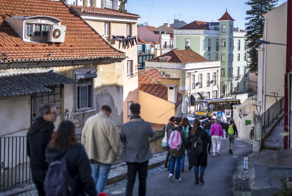 Turisták a Lisszaboni Építészeti Triennálé palotájában: a KÉK TAKEOVER tapasztalatai