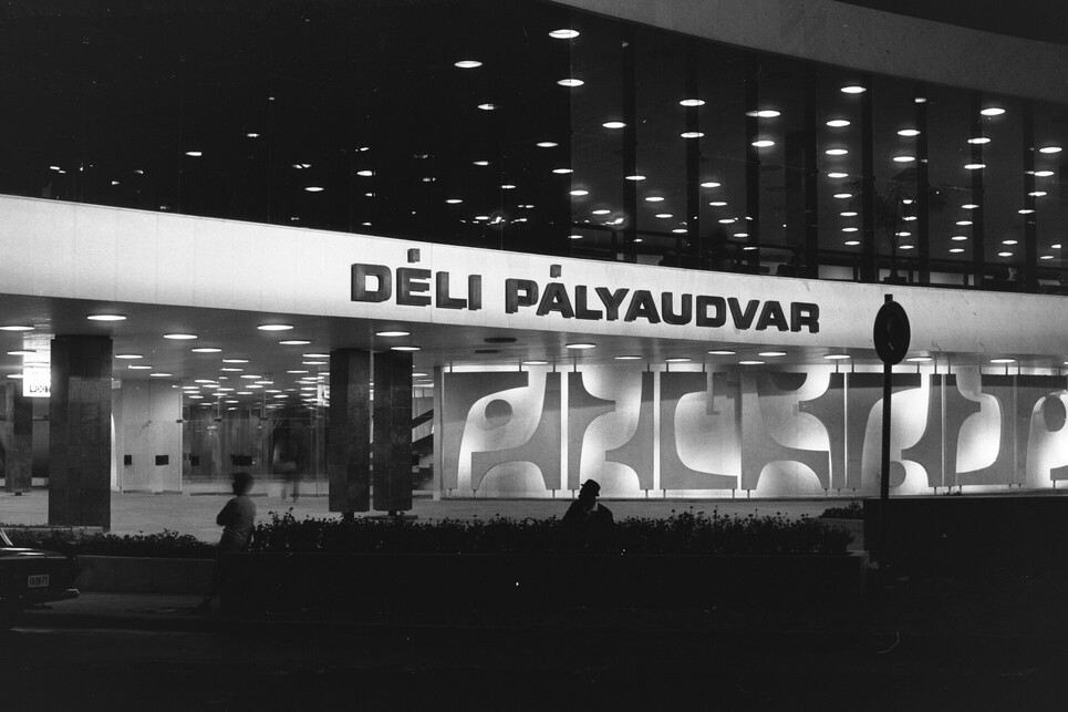 Főhomlokzat részlet, az eredeti ajtókkal, térplasztikával, 1973. Forrás: Fortepan // 134366 // Chuckyeager tumblr