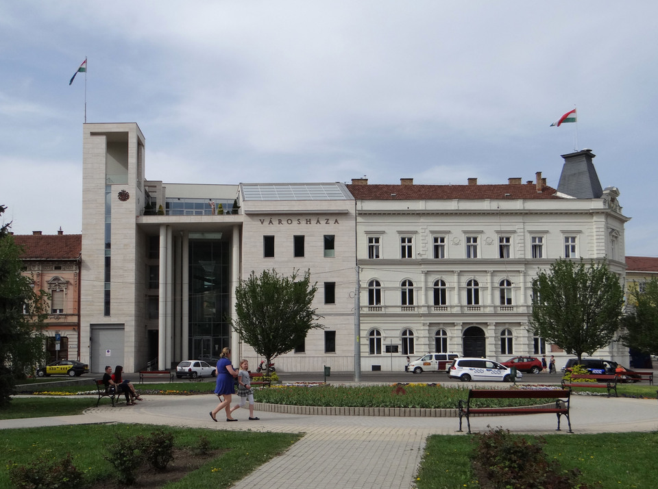 Az említett közvéleménykutatásban az illeszkedés témakörében választott modern példa: A miskolci városháza bővítése, tervező: V+A Viszlai Építésziroda, fotó: Szalax | WikiMedia Commons