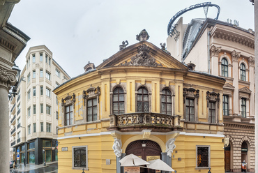 A Március 15. tér sarkán túl, a Piarista utca 2. szám alatt áll a főváros legjobb állapotban fennmaradt, nem egyházi barokk épülete, a Péterffy-palota.
