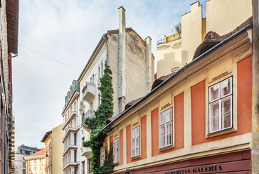 A Vitkovics Mihály utca 12-ben egy szintén kivételesen régi épület áll: a korábban itt működő sarkantyúkészítő műhely nyomán Sarkantyús háznak nevezett épületet a 19. század elején Schaffer József építtette.
