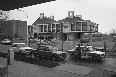 Az 1970-es évek elején tervezett különleges épület közel tíz évig tartó folyamat végére készülhetett el, és meghatározta Nyíregyháza ezen részének akkor még ritkábban beépített látképét. Forrás: Fortepan / MagyarRendőr
