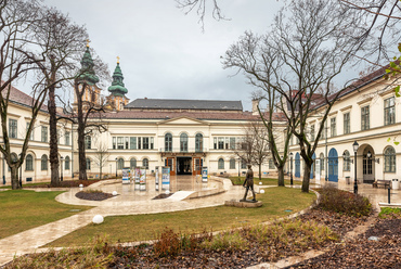 A kastély parkja, azaz a mai Károlyi-kert, hazánk egyik első angolparkja, csodával határos módon elkerülte a beépítést a város legdinamikusabb fejlődését hozó száz évben, 1932 óta pedig immár közpark.
