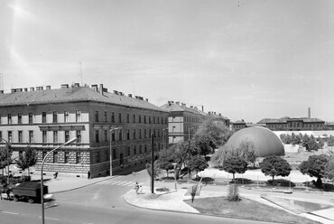 Mars (Marx) ér, Ipari Vásár, jobbra a háttérben a Szegedi Fegyház és Börtön (közismert néven „Csillagbörtön”, vagy „Csillag”), balra a korábbi laktanya, 1971. Forrás: Fortepan / Főfotó
