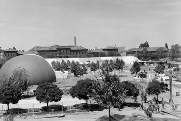 Mars (Marx) tér, Ipari Vásár, a háttérben a Szegedi Fegyház és Börtön (közismert néven „Csillagbörtön”, vagy „Csillag”), 1971. Forrás: Fortepan / Főfotó
